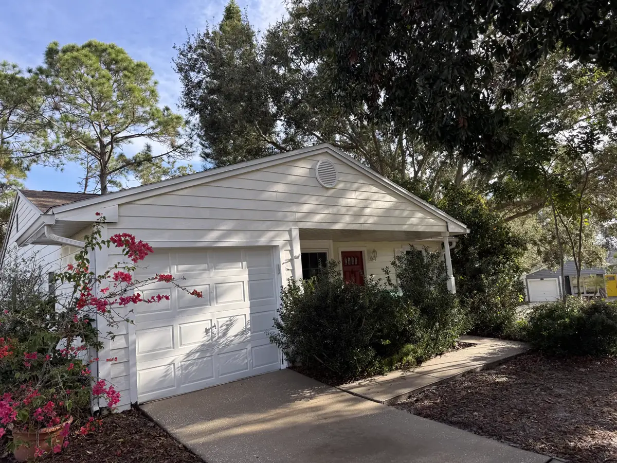 Freshly soft-washed stucco home front exterior in Tampa Bay