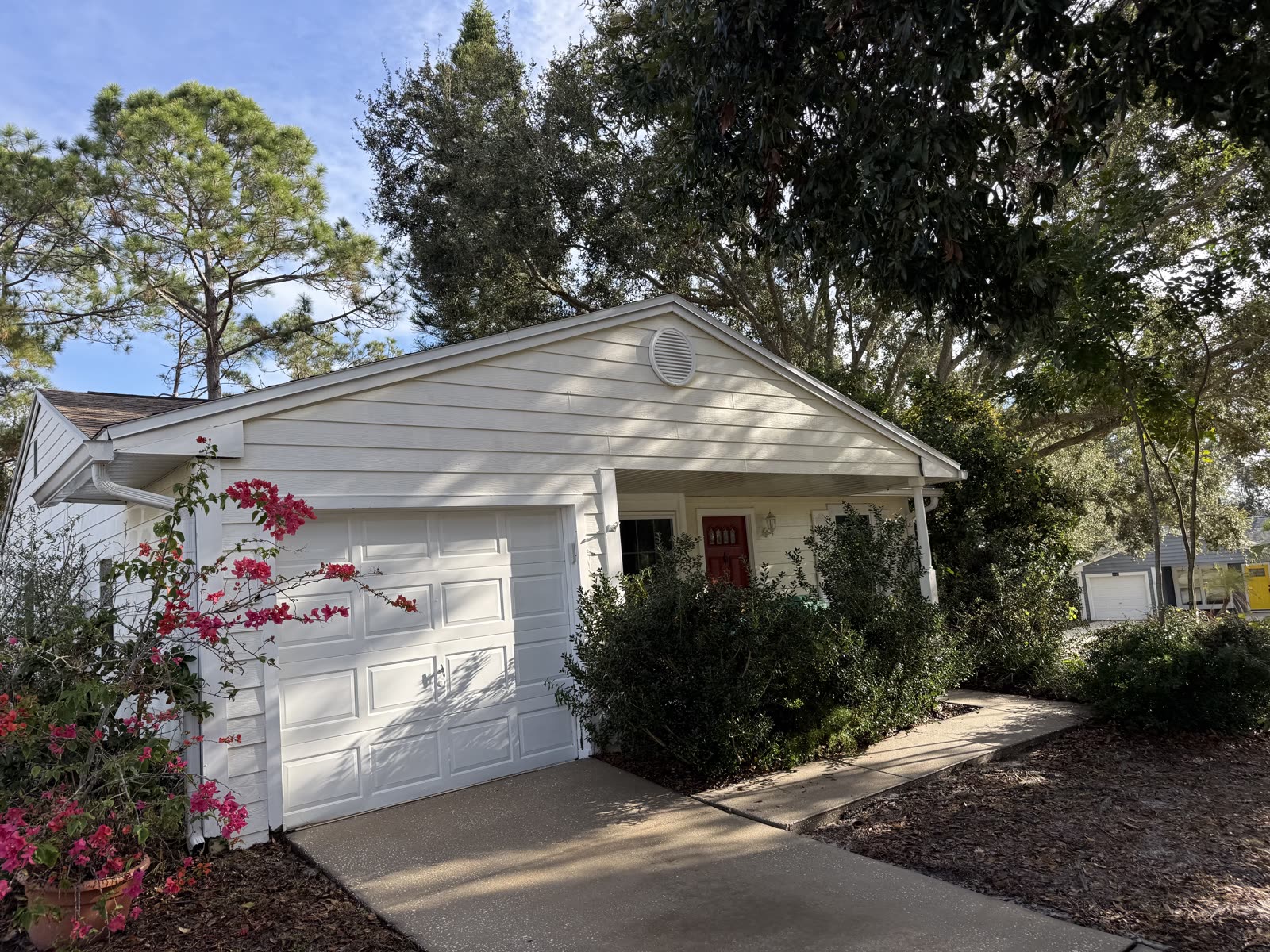 Freshly soft-washed stucco home front exterior in Tampa Bay